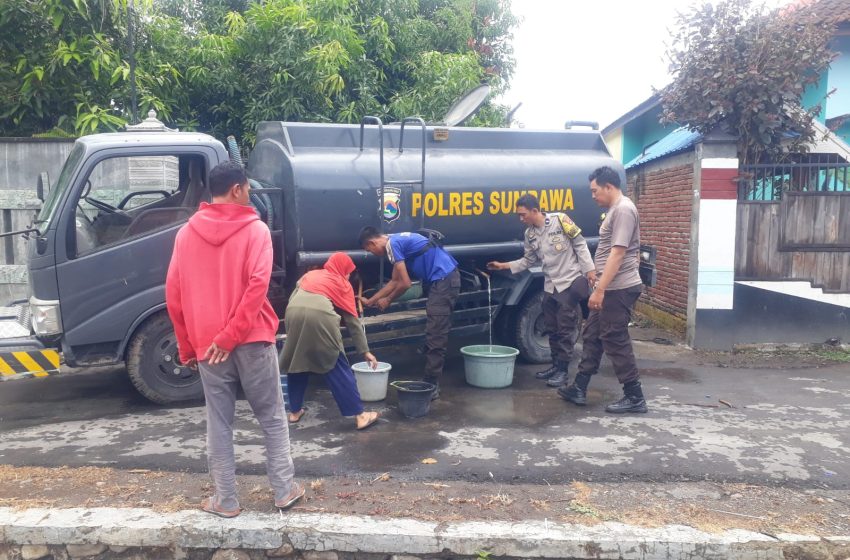  Polres Sumbawa Salurkan Air Bersih ke Warga