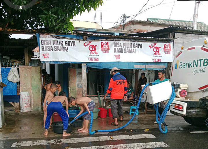  BPBD Sumbawa Bantu Distribusi Air Bersih ke Rumah Warga Pelanggan Perumdam Batulanteh